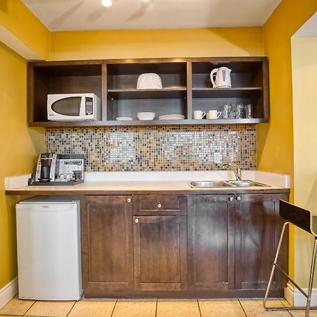 Town Inn Suites Hotel Toronto Bagian luar foto