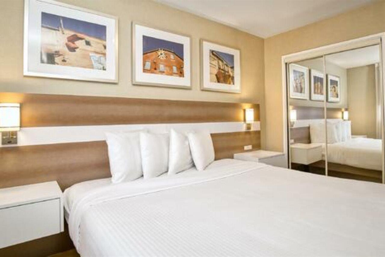 Town Inn Suites Hotel Toronto Bagian luar foto